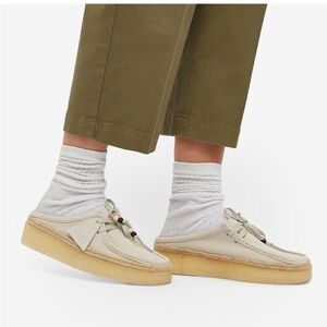 Clarks Wallabee Cup Mules in a light beige size 7.5
